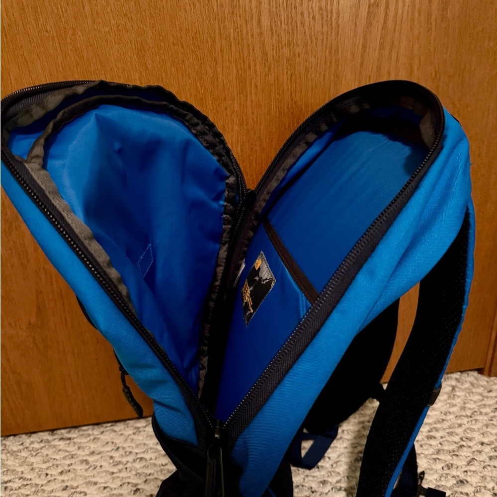 The North Face Vault Backpack Never Used - Picture 3 of 9